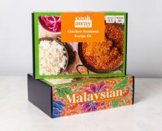 To farverige kasser med ingredienser til et asiatisk måltidskit.