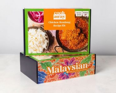 To farverige kasser med ingredienser til et asiatisk måltidskit.