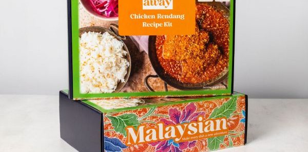 To farverige kasser med ingredienser til et asiatisk måltidskit.