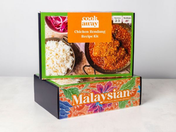 To farverige kasser med ingredienser til et asiatisk måltidskit.