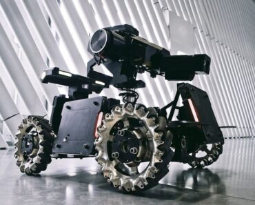Mobil robot med store hjul og en monteret lasersensor i moderne hal