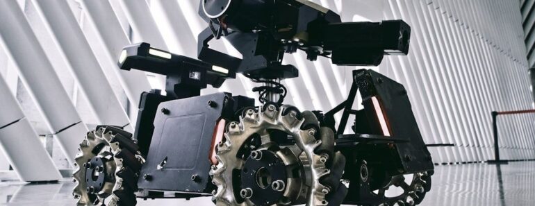 Mobil robot med store hjul og en monteret lasersensor i moderne hal