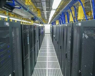 Serverracks på række i et moderne datacenter